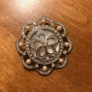 Pearl flower brooche